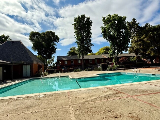 Building Photo - $3290 - 3 BED/2 BATH CONDO IN CENTRAL FREM...