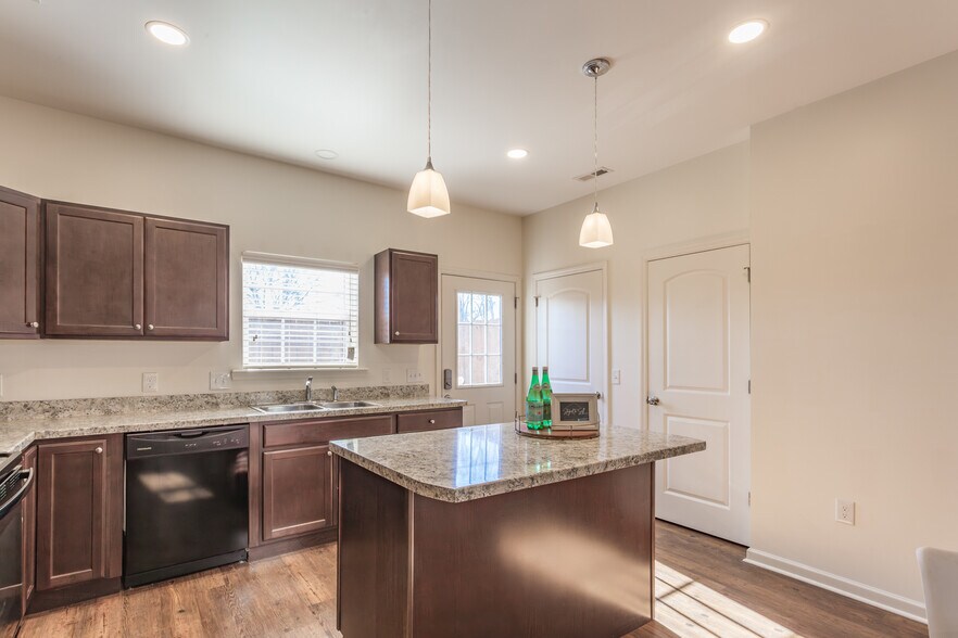 Building Photo - 274 Trunk St NE