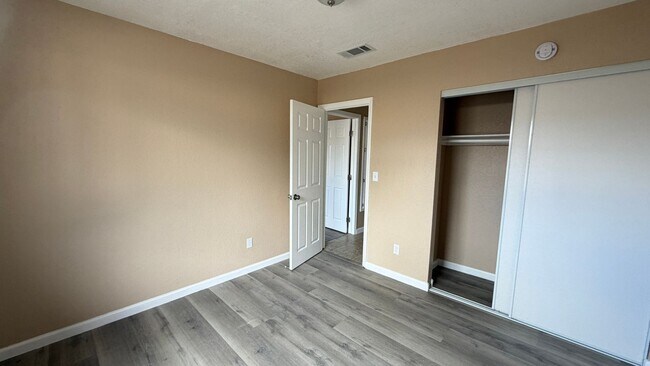 Building Photo - Two Bedroom One Bathroom Apartment in San Bernardino!