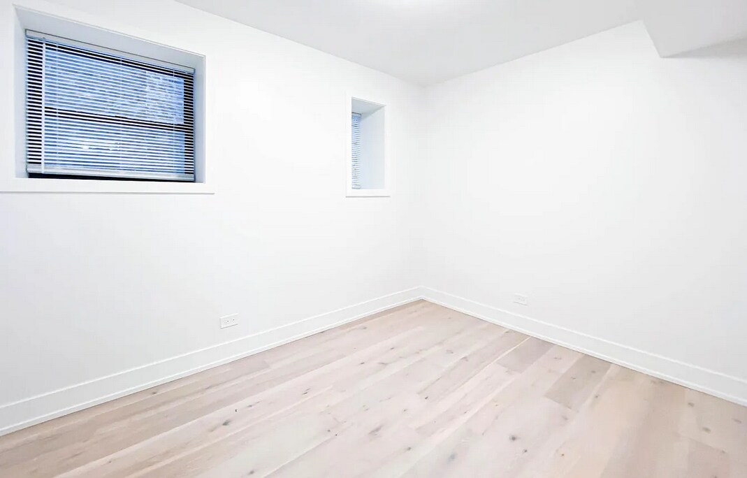 Building Photo - 1334 W Bryn Mawr Ave