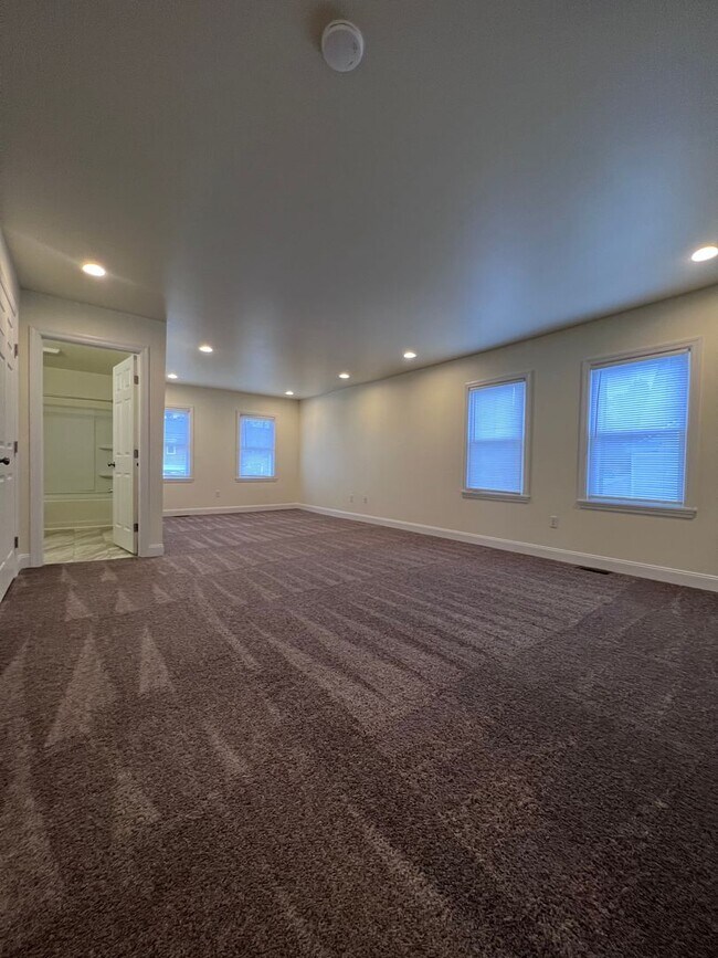 Building Photo - Updated 5BR 3bath house with off street parking!