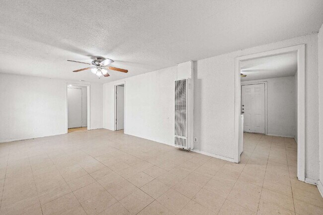 Building Photo - Spacious single story 2 bedroom 1 bath Ava...