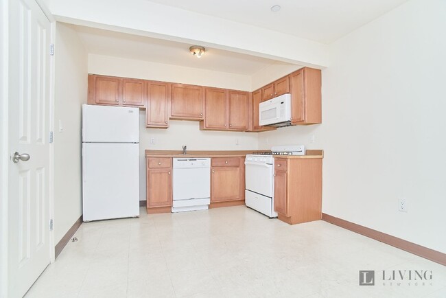 Building Photo - 2462 Belmont Ave