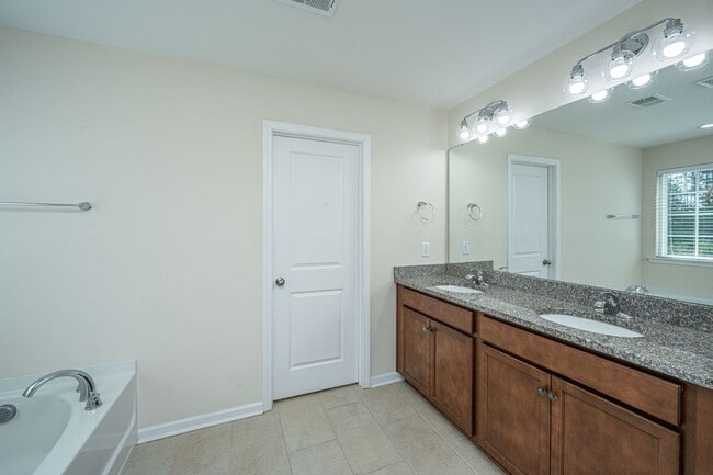 Building Photo - 201 Bigleaf Ct