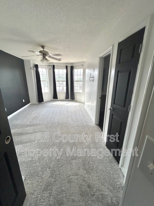 Building Photo - 4564 Parkview Square