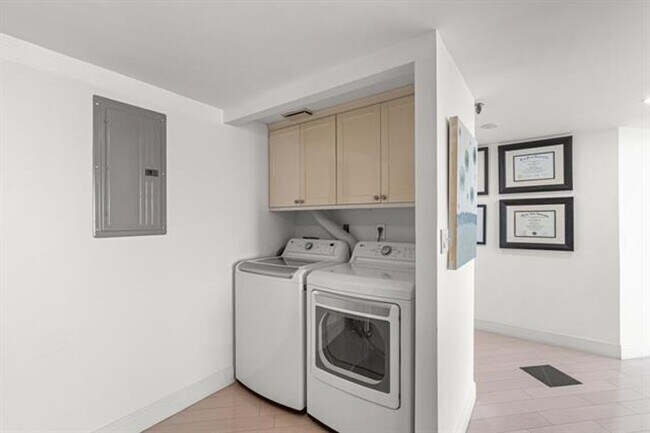 Building Photo - 520 Brickell Key Dr