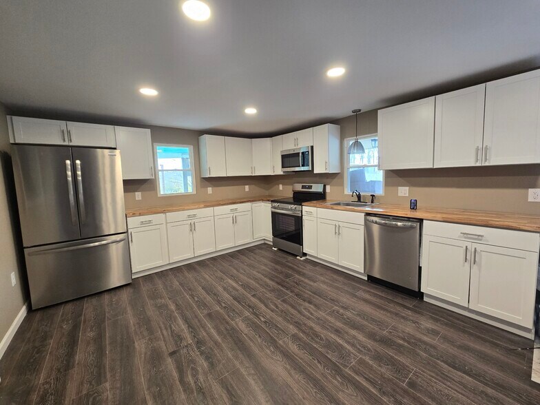 Building Photo - 355 S Hokendauqua Dr