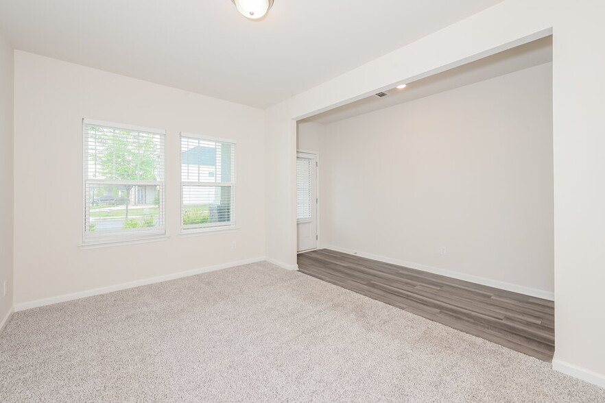 Building Photo - 5834 Un Grv Dr