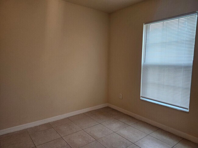 Building Photo - Nice, Clean 3 Bedroom, 2 Bathroom Duplex w...