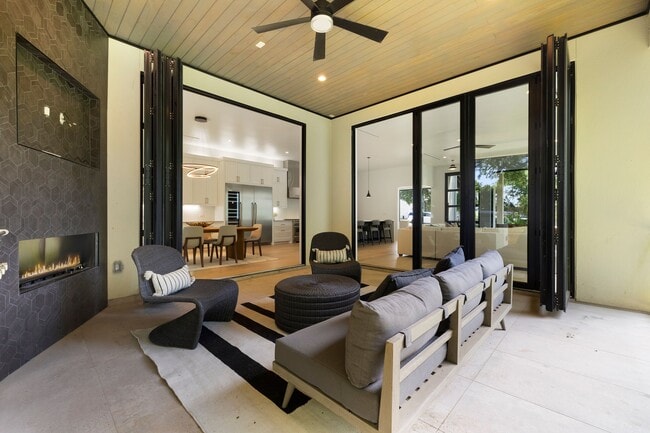 Building Photo - 2504 Bluffview Dr