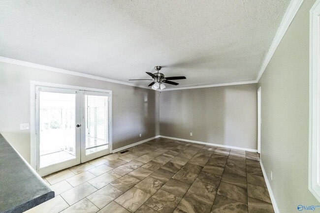Building Photo - 2107 Edinburgh Dr SW