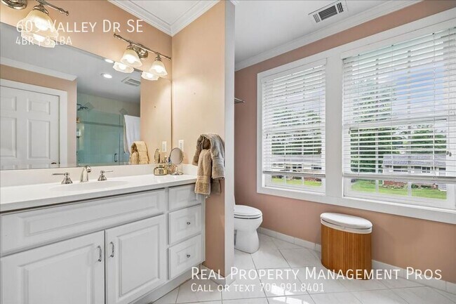 Building Photo - 609 Valley Dr SE
