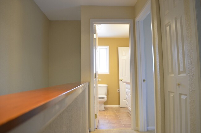 Building Photo - Hardwood floor townhome/water,sewer,garbag...