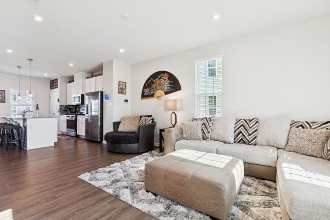 Building Photo - Chesapeake, 3 bedrooms, End Unit- Quick Mo...