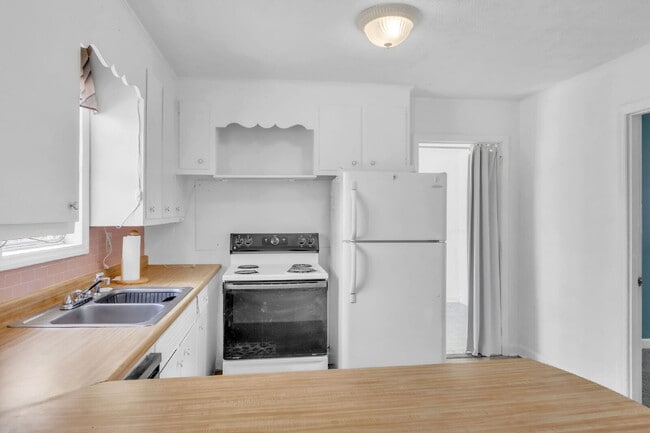 Building Photo - Cozy & Convenient 2BR/1BA Living in the Heart of Greer! $825/mo rent