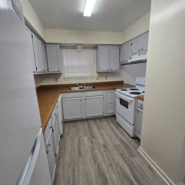 Building Photo - 8469 Governor Dr