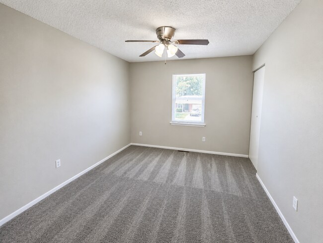Building Photo - Spacious 3 Bed, 2 Bath Split-Level Duplex with Garage in Lee's Summit!