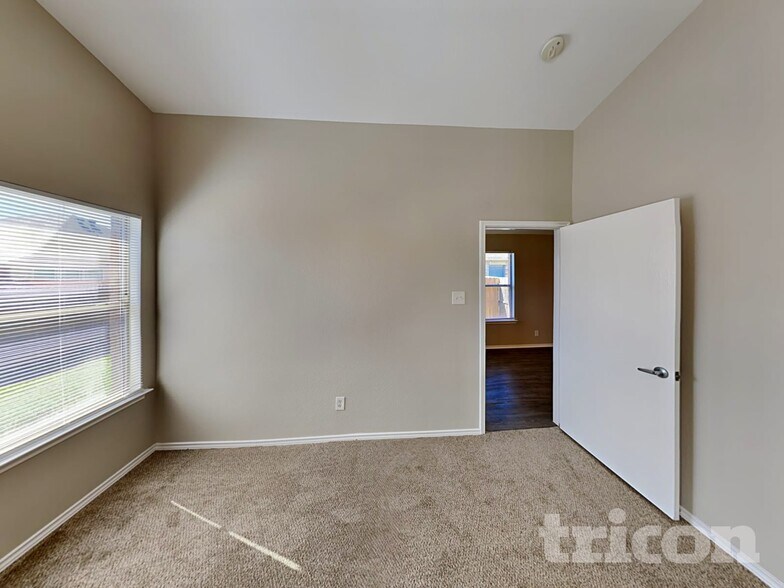 Building Photo - 1245 W Cottonwood Dr