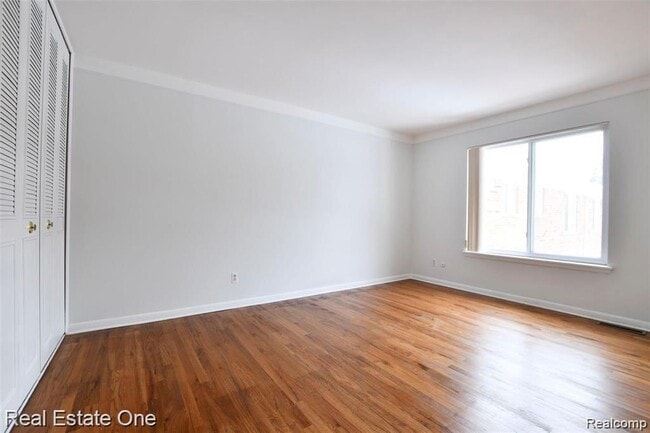 Building Photo - 509 N Fox Hills Dr