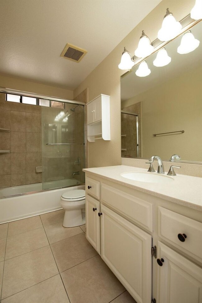 Building Photo - 4 bedroom in NW Modesto near shopping, Kai...