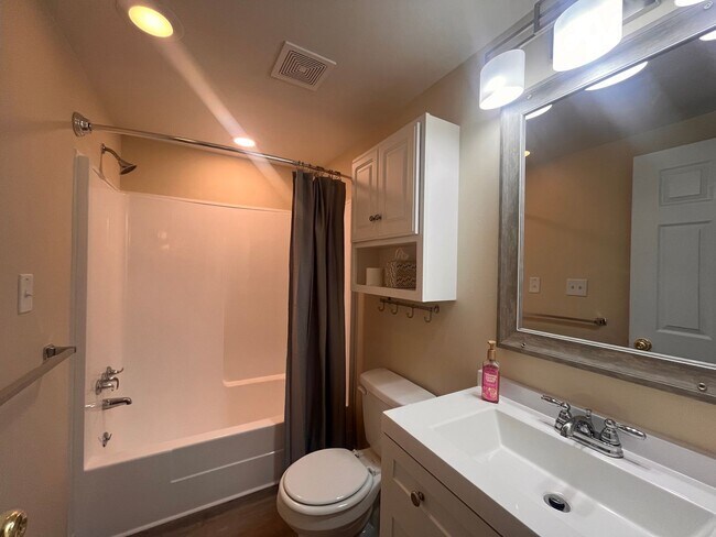 Building Photo - Remodeled Townhome Blocks from Penn State!