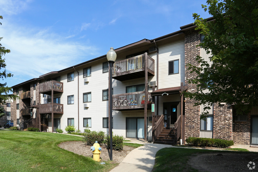 Emerald Pointe Apartments - 695 Westmoreland Dr Vernon Hills IL 60061 ...