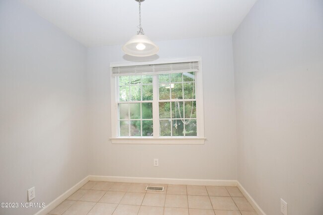 Building Photo - 287 Knoll Rd