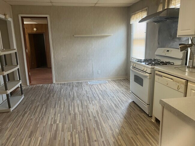 kitchen - 2948 S Keeley St