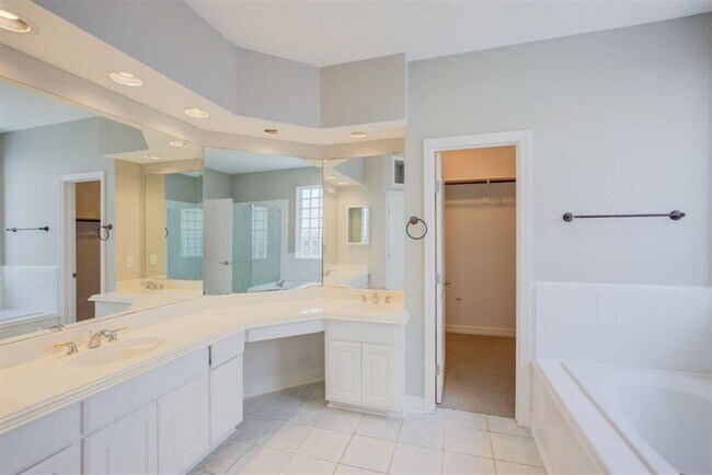 Building Photo - 12310 Lakeshore Ridge Ct