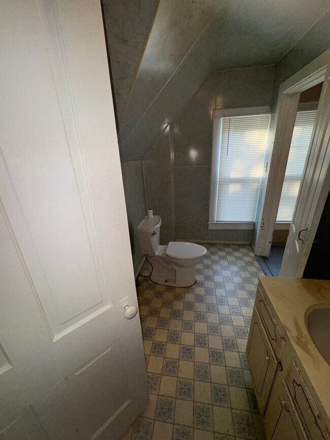 Building Photo - 420 W College St