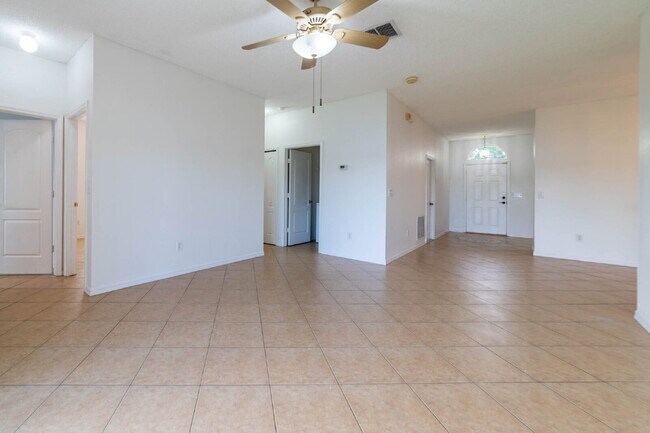 Building Photo - **Charming 4BR/2BA Pond-View Home with Boat Ramp Access – East Orlando **