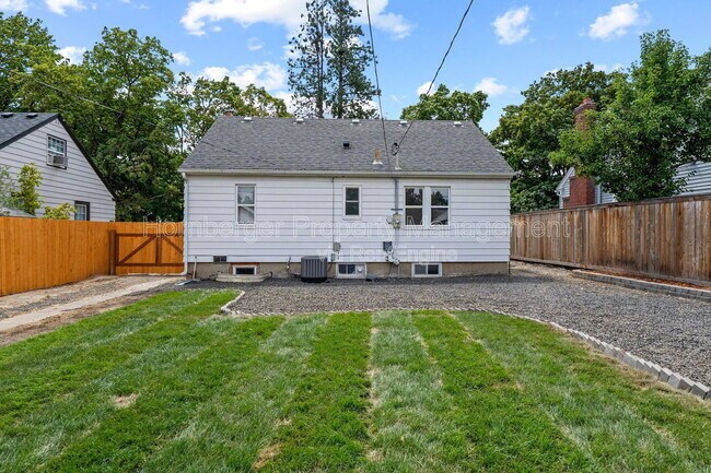 Building Photo - 807 E 40th Ave