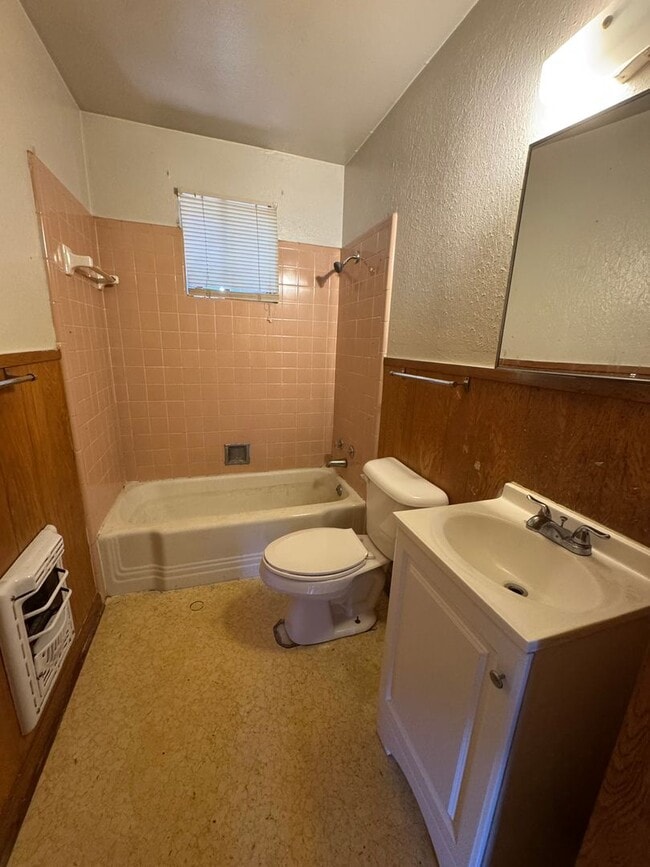 Building Photo - Cute 3 Bedroom Home
