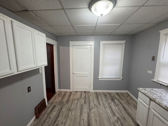 Building Photo - Charming 3-Bedroom Property in Prime Location