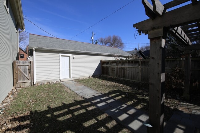 Building Photo - 310 E Beck St