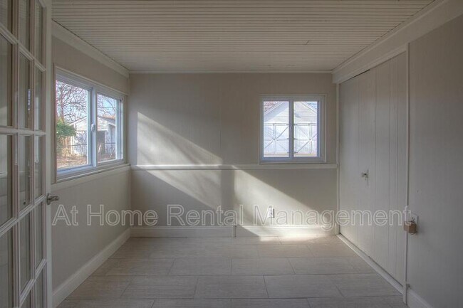 Building Photo - 1316 S Knoxville Ave