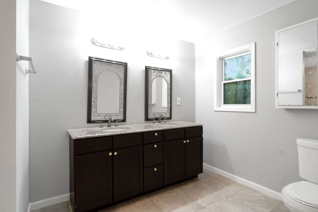 Building Photo - Spacious 4BR House in Lawrenceville