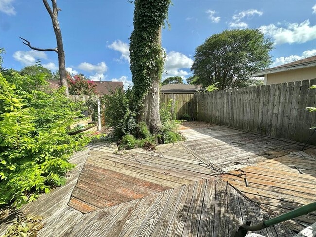 Building Photo - 1765 Hialeah Dr