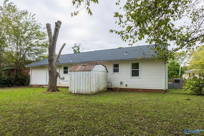 Building Photo - 816 Giles Dr NE