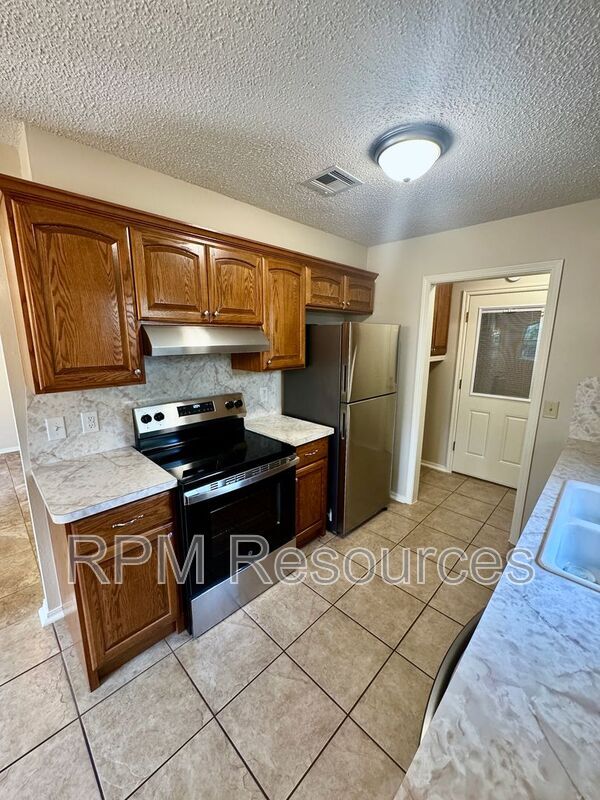 Building Photo - 405 Meadow Lake Dr