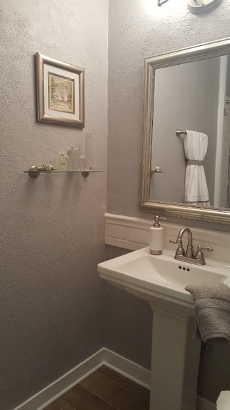 Building Photo - 2216 Capri Dr