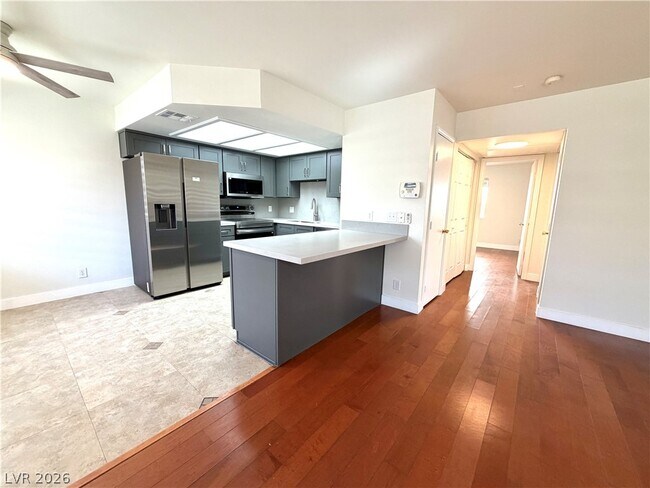 Building Photo - 920 Rockview Dr