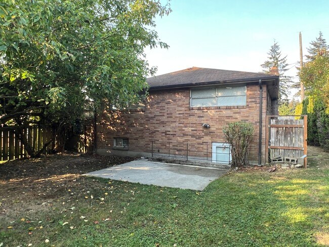 Building Photo - Classic 4 Bed Brick Home in Ravenna