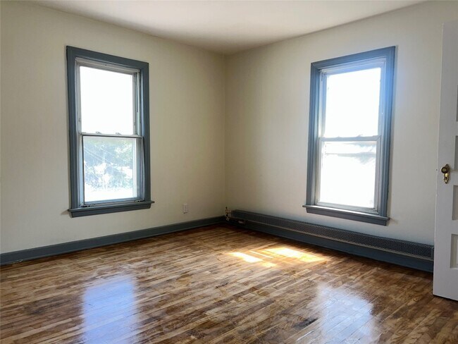 Building Photo - 216 Robinson St