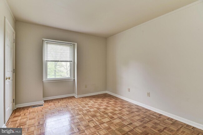 Building Photo - 6 Delta Ct