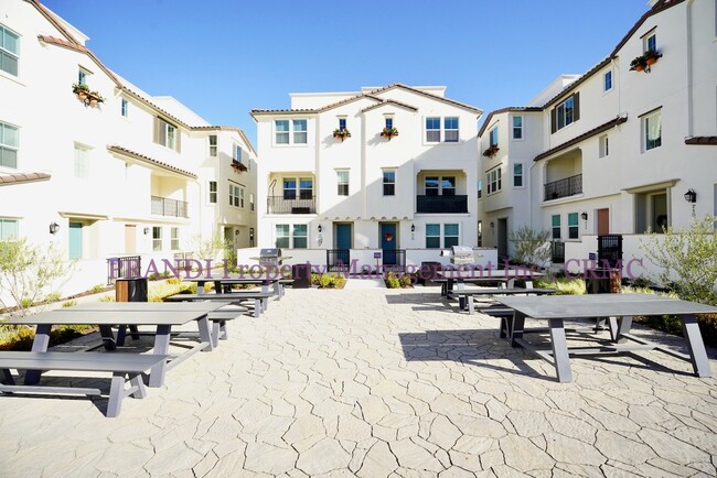 Building Photo - Stunning Modern Townhome in Southern Novato