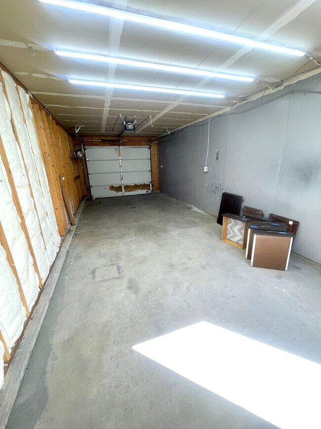 Building Photo - 672 E 950 S