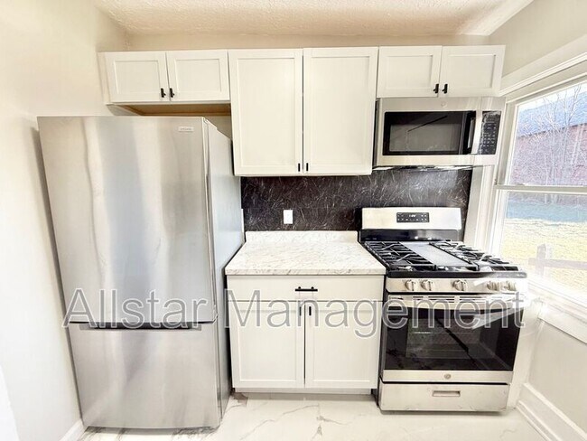 Building Photo - 924 Spring Ave NE