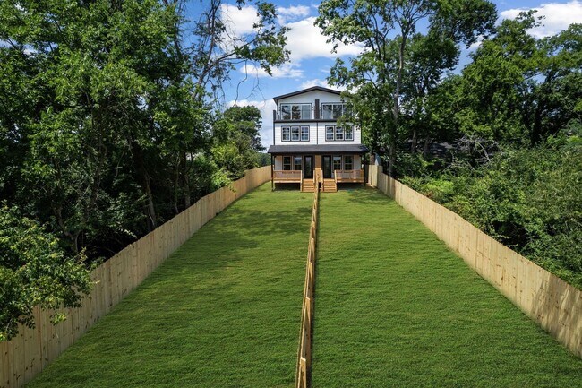 Building Photo - 660 Vernon Ave