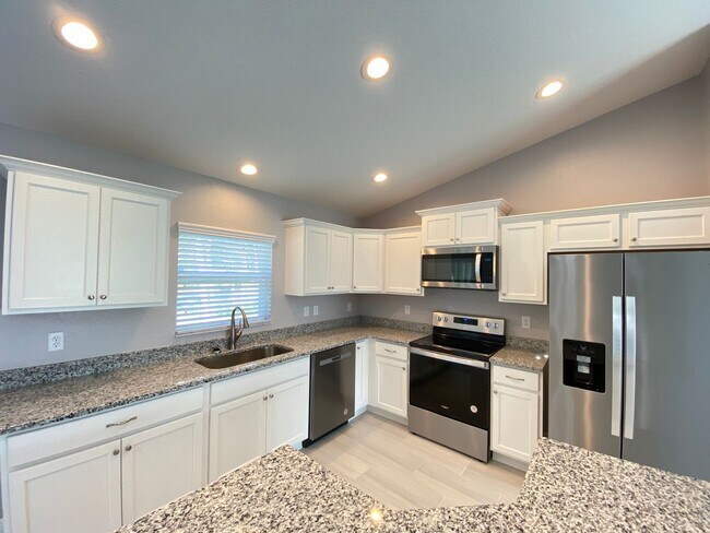 Building Photo - 52 Oak Cir